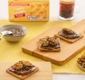 image for Cream Crackers Παπαδοπούλου με ταχίνι σοκολάτας, καρύδια και φλέικς μαύρης σοκολάτας