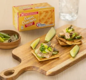 image for Cream Crackers Παπαδοπούλου με τόνο, αγγούρι, φρέσκο κρεμμυδάκι και καπαρόφυλλα