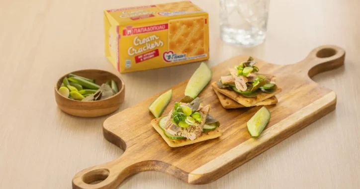 image for Cream Crackers Παπαδοπούλου με τόνο, αγγούρι, φρέσκο κρεμμυδάκι και καπαρόφυλλα