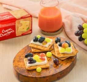Banner for Cream Crackers Παπαδοπούλου με ρικότα και φρέσκα πολύχρωμα σταφύλια
