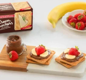 Banner for Cream Crackers Παπαδοπούλου με άλειμμα πραλίνας φουντουκιού, μπανάνα και φράουλα