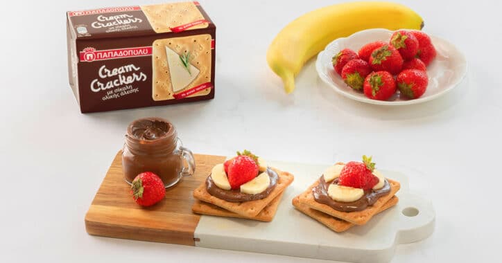 image for Cream Crackers Παπαδοπούλου με άλειμμα πραλίνας φουντουκιού, μπανάνα και φράουλα