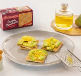 image for Cream Crackers Παπαδοπούλου με φέτες αβοκάντο, ελαιόλαδο και ξύσμα λεμονιού