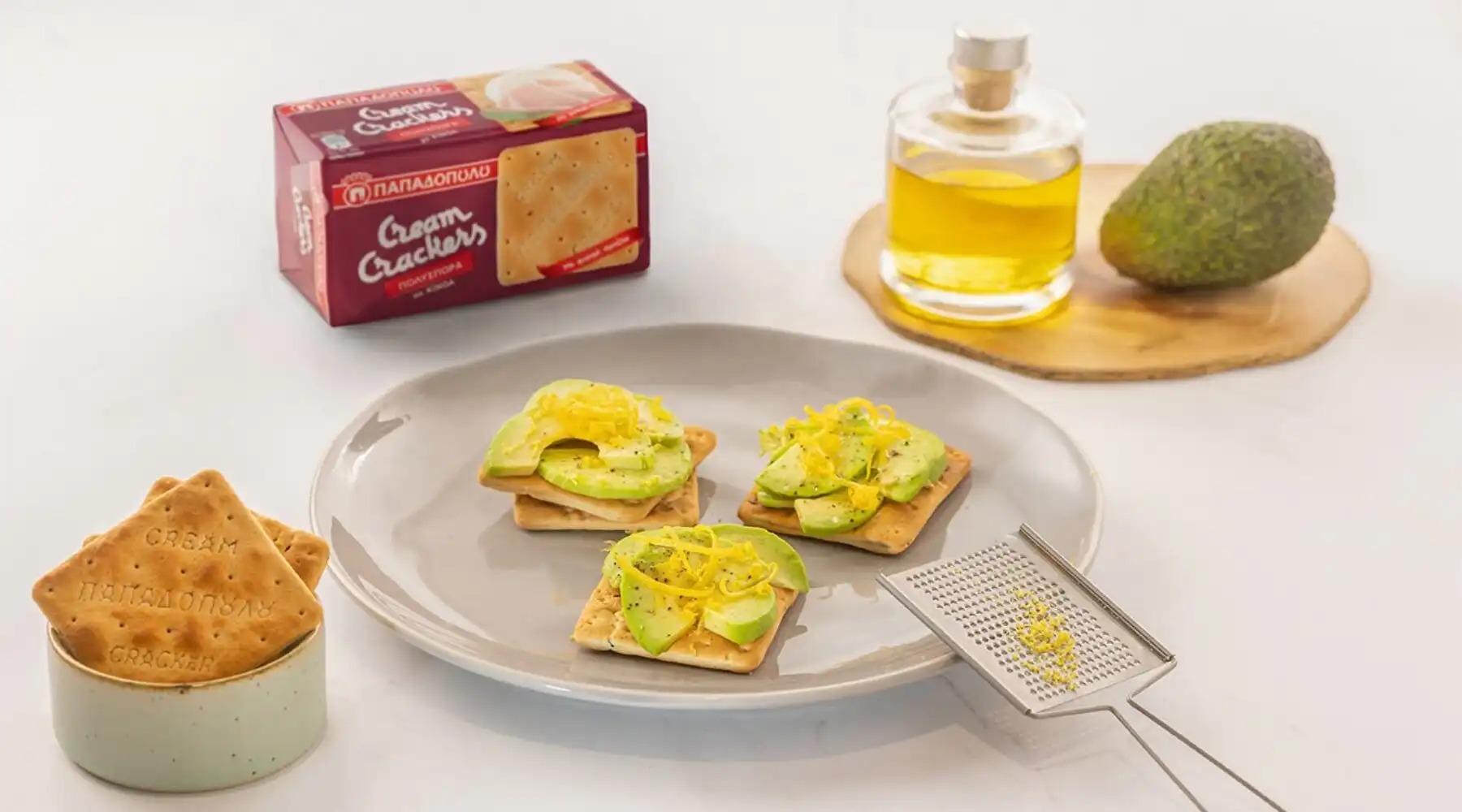  Image for Cream Crackers Παπαδοπούλου με φέτες αβοκάντο, ελαιόλαδο και ξύσμα λεμονιού