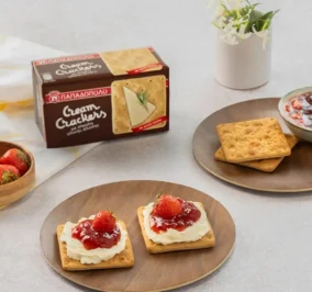 image for Cream Crackers Παπαδοπούλου με τυρί κρέμα και μαρμελάδα φράουλα