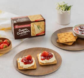 image for Cream Crackers Παπαδοπούλου με τυρί κρέμα και μαρμελάδα φράουλα