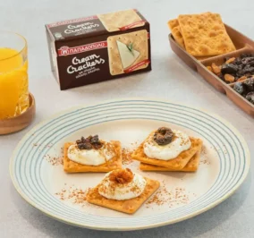 image for Cream Crackers Παπαδοπούλου με γιαούρτι, αποξηραμένα δαμάσκηνα και σταφίδες
