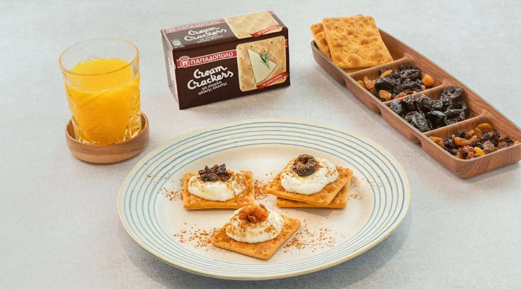 image for Cream Crackers Παπαδοπούλου με γιαούρτι, αποξηραμένα δαμάσκηνα και σταφίδες