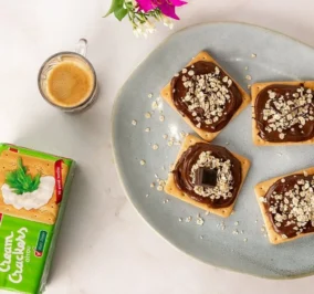 image for Cream Crackers Παπαδοπούλου με άλειμμα μαύρης σοκολάτας και νιφάδες βρώμης