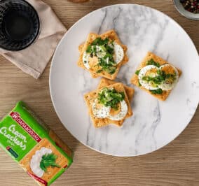 image for Cream Crackers Παπαδοπούλου με βραστό αυγό, φρέσκα κρεμμυδάκια και αρωματικά φυτά