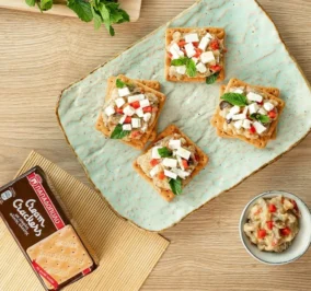 Banner for Cream Crackers Παπαδοπούλου με μελιτζανοσαλάτα, φέτα και δυόσμο