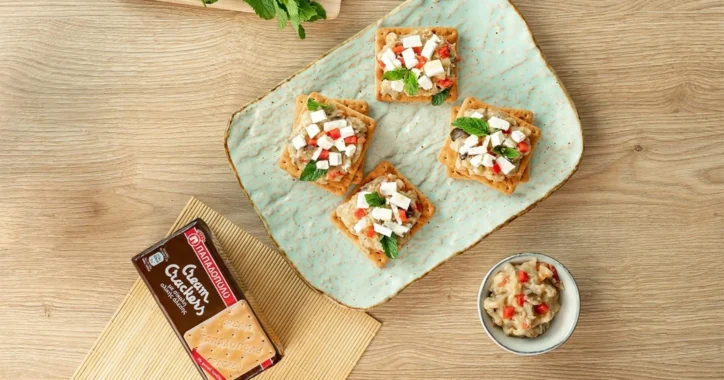 image for Cream Crackers Παπαδοπούλου με μελιτζανοσαλάτα, φέτα και δυόσμο