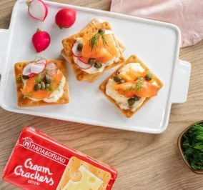 image for Cream Crackers Παπαδοπούλου με καπνιστό σολομό, κάπαρη και ραπανάκι