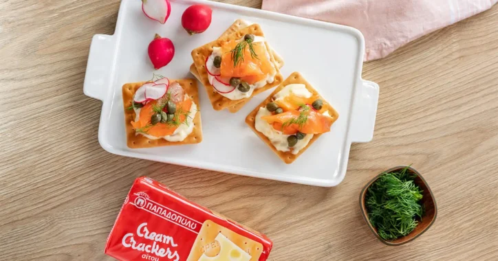 image for Cream Crackers Παπαδοπούλου με καπνιστό σολομό, κάπαρη και ραπανάκι