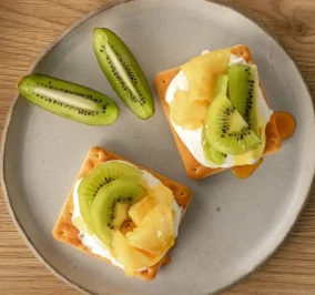 image for Cream Crackers Παπαδοπούλου με γιαούρτι, ανανά, ακτινίδιο και μέλι