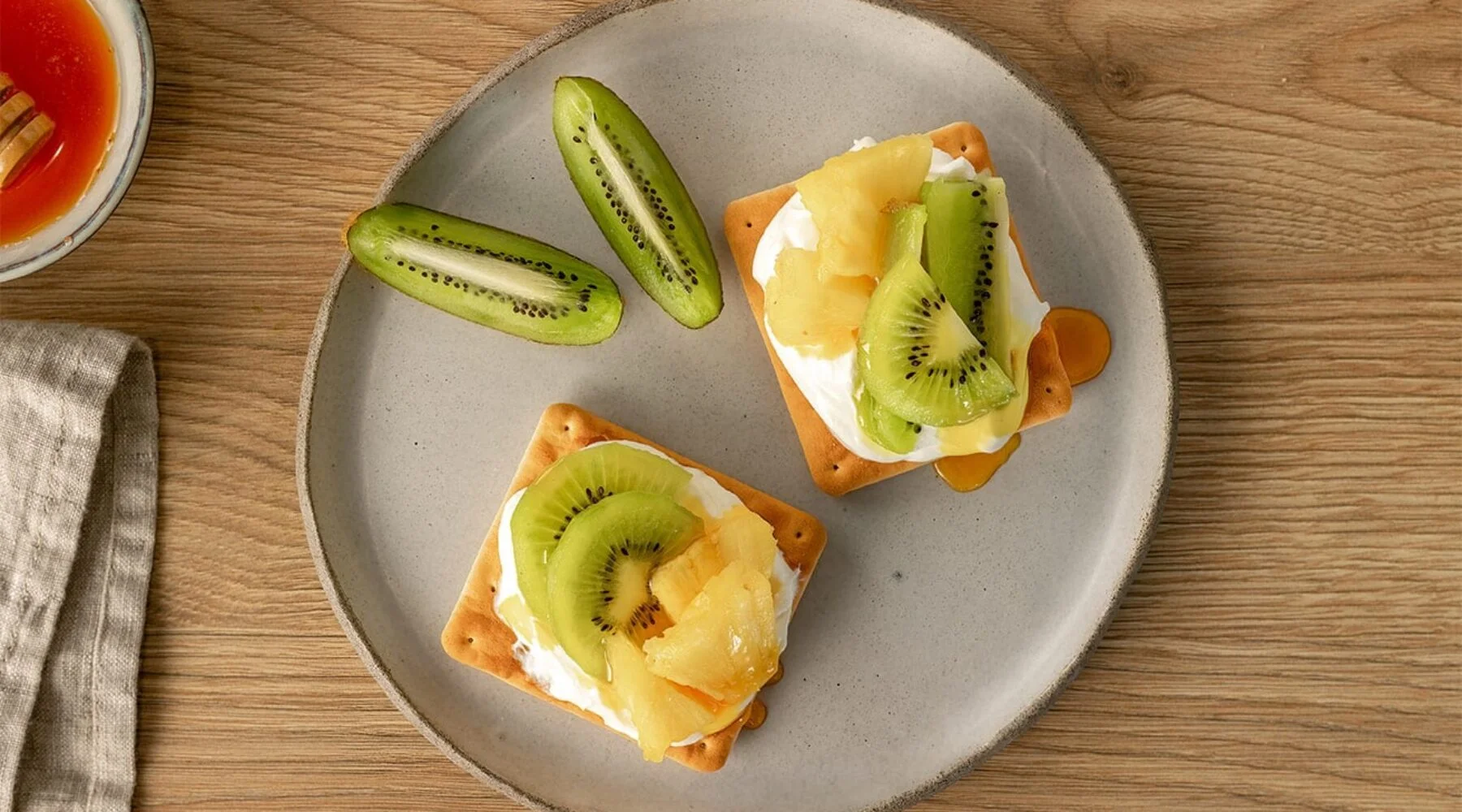 Top slider image for Cream Crackers Παπαδοπούλου με γιαούρτι, ανανά, ακτινίδιο και μέλι