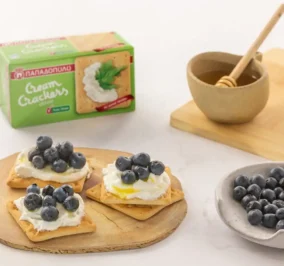 Banner for Cream Crackers Παπαδοπούλου με γιαούρτι, φρέσκα μύρτιλα και θυμαρίσιο μέλι