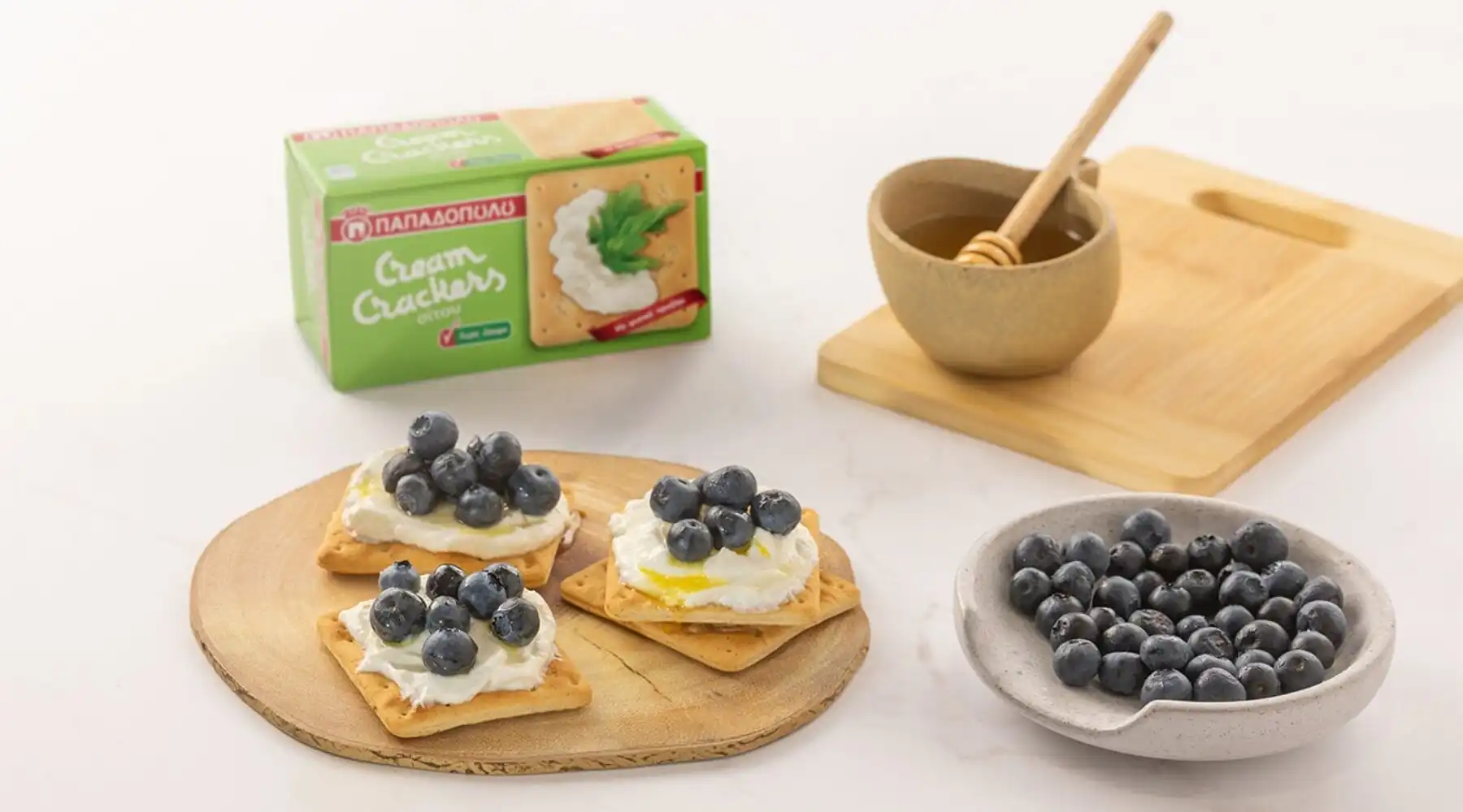  Image for Cream Crackers Παπαδοπούλου με γιαούρτι, φρέσκα μύρτιλα και θυμαρίσιο μέλι