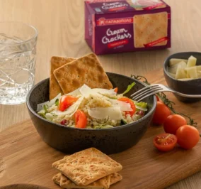 image for Cream Crackers Παπαδοπούλου με σαλάτα κινόα και φλούδες γραβιέρας