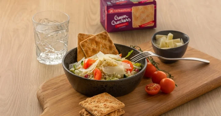 image for Cream Crackers Παπαδοπούλου με σαλάτα κινόα και φλούδες γραβιέρας