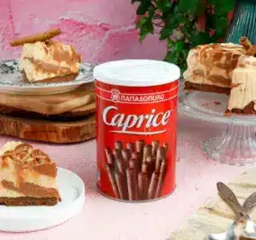 image for Γλυκό ψυγείου με βάση από Caprice, μια στρώση από κρέμα φιστικοβούτυρο και μους πραλίνας