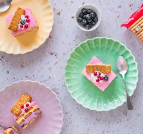 image for Τρίχρωμο μους κέικ φρούτων με μπισκότα ΜΙΡΑΝΤΑ