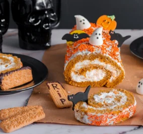 Banner for Halloween Pumpkin roll γεμιστό με κρέμα και μπισκότα Μιράντα